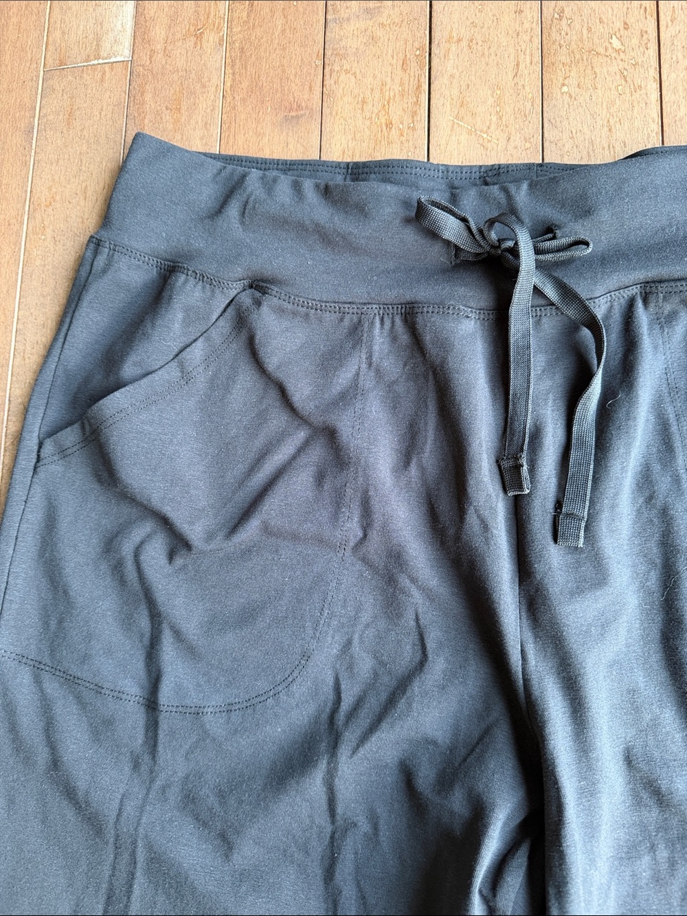 NWT Women’s Black Drawstring Knit Capri Pants Size Large - Picture 3 of 4